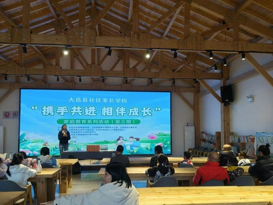 【家长学?！康闳佳澳谇?我们在阅读中欢乐前行